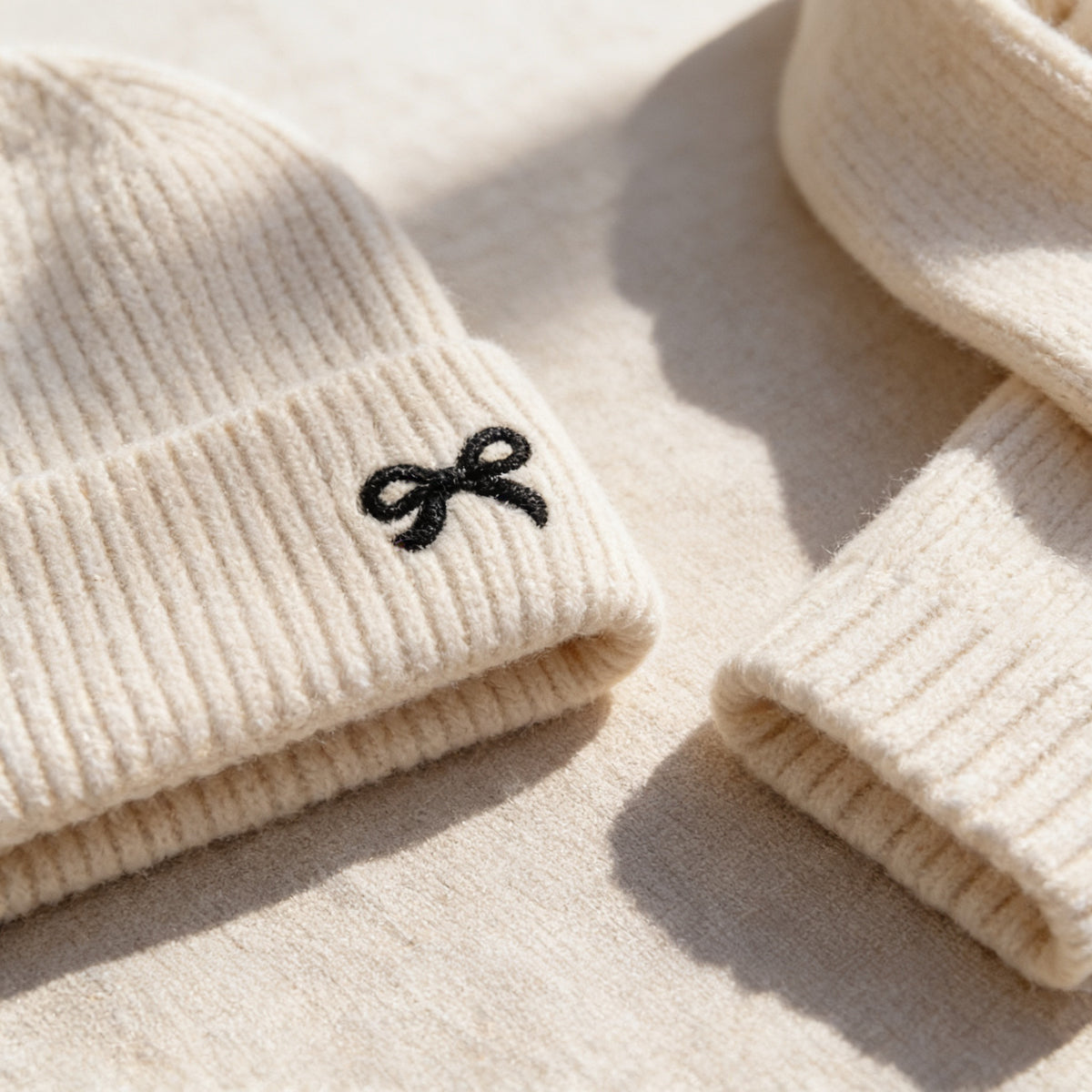 Lumiwee Bow knit kids hat and scarf set: close-up of the ribbed cuff and embroidered bow