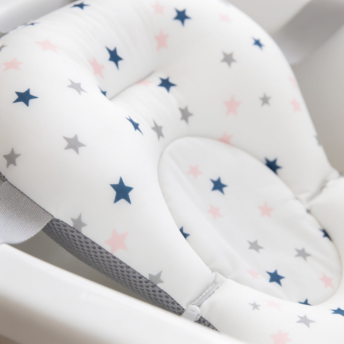 Lumiwee Dew baby bath support cushion: close-up of the raised headrest and mesh center