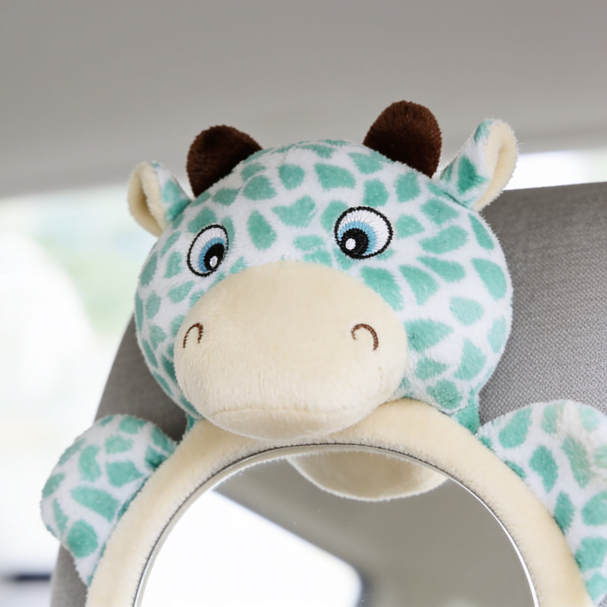 Lumiwee Glance back seat baby car mirror: close-up of the plush giraffe face and round mirror