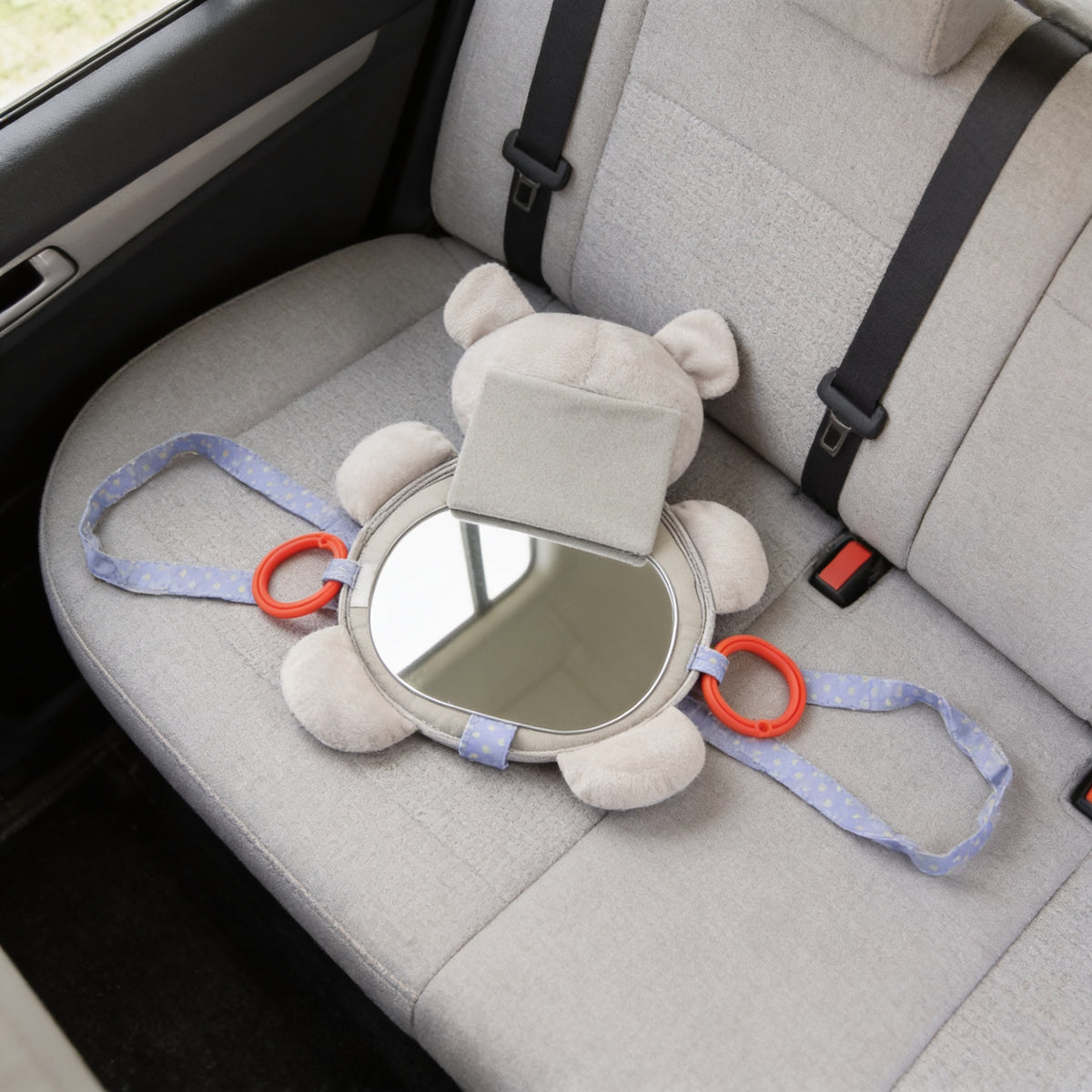 Lumiwee Glance back seat baby car mirror: back of the mirror showing its two adjustable straps