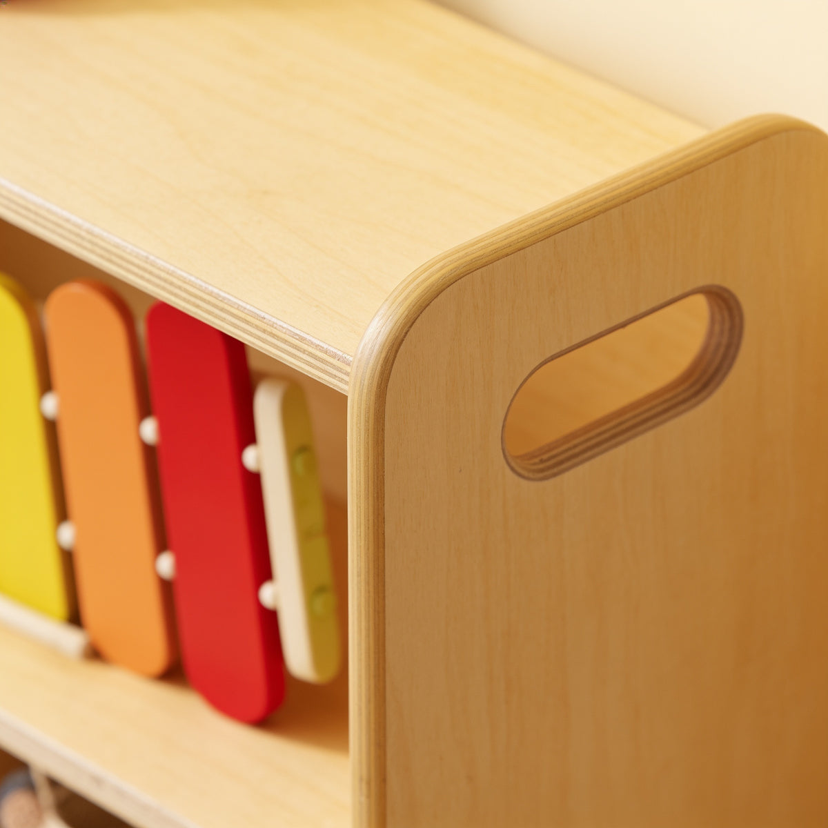 Lumiwee Juniper 2-tier Montessori toy shelf: close-up of the rounded corner and side handle
