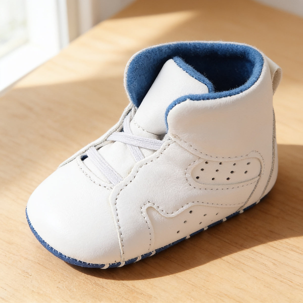Lumiwee Kick soft-sole baby sneakers: close-up of the stitching, perforations and padded collar