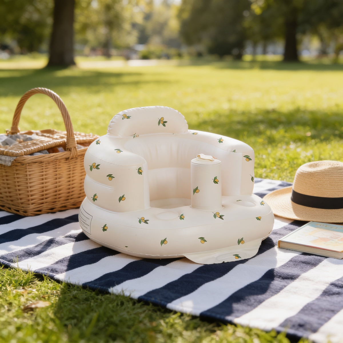 Lumiwee Mallow inflatable baby floor seat: inflatable seat on a picnic blanket in the park