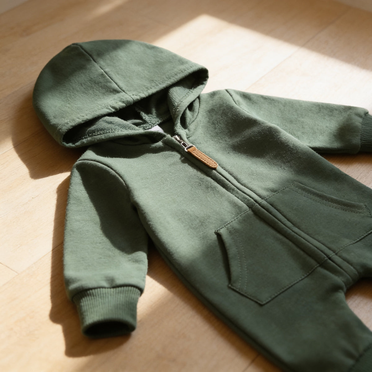 Lumiwee Sprig hooded zip baby romper: close-up of the zip, pull tab and pocket