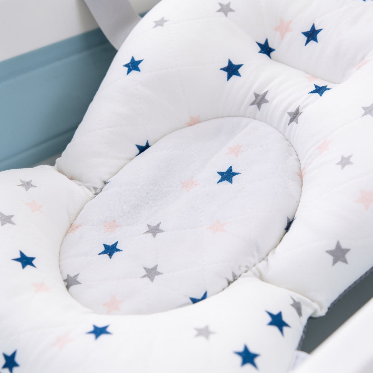 Lumiwee Starry baby bath support mat: close-up of the star print fabric and mesh center