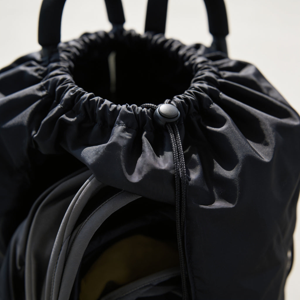 Lumiwee Stroller travel storage bag: close-up of the drawstring and cord lock