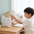 Lumiwee Sunny kids book rack: child choosing a book from the rack