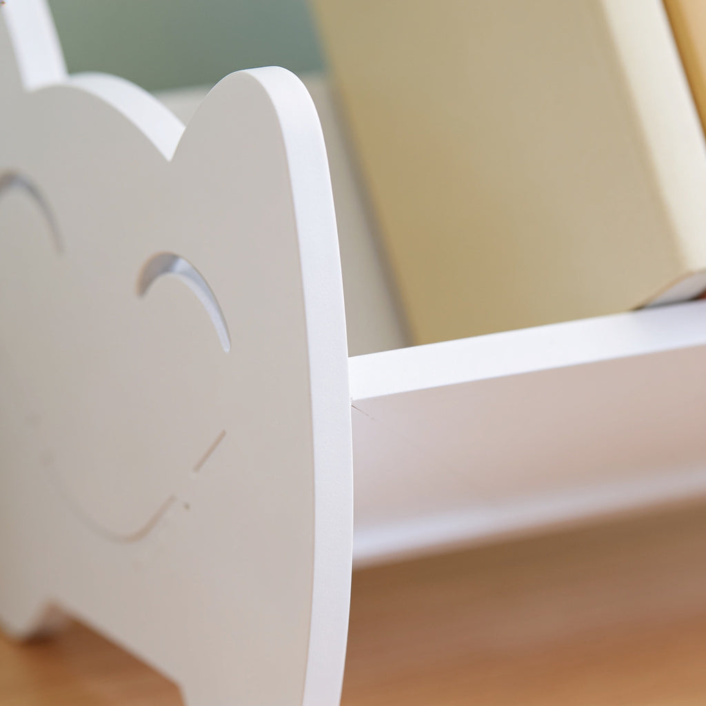 Lumiwee Sunny kids book rack: close-up of the smiley cutout side
