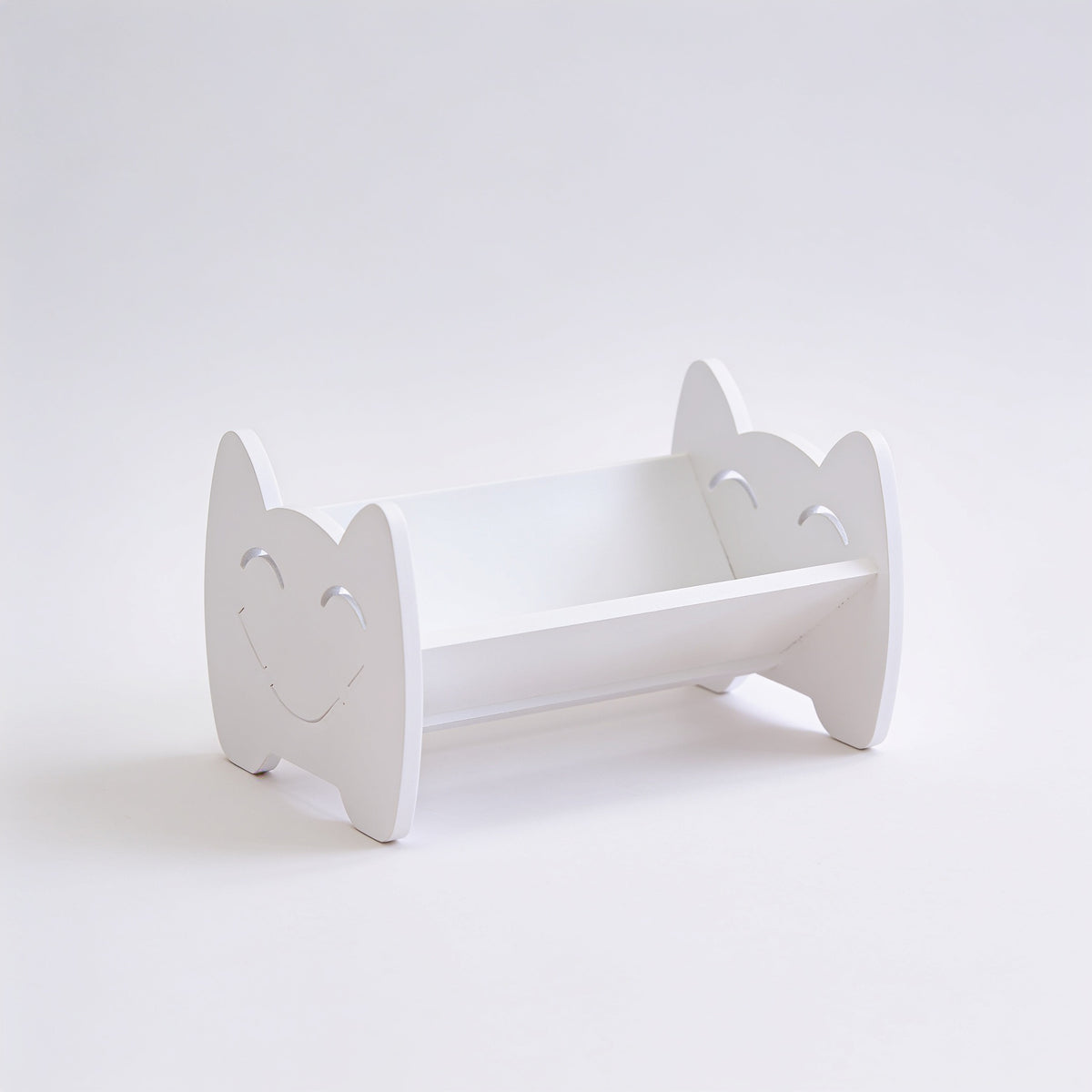 Lumiwee Sunny kids book rack: white smiley book rack on a white background