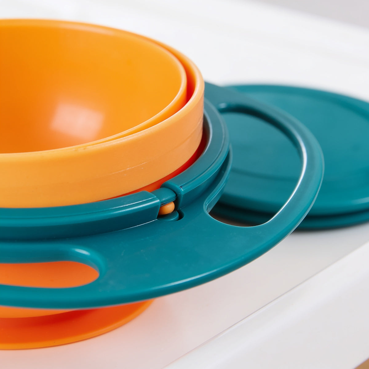 Lumiwee Twirl 360 rotating baby bowl: close-up of the pivot ring and handle